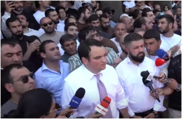 Племянник Самвела Карапетяна находится в Первопрестольном Святом Эчмиадзине вместе с многочисленными сторонниками в знак поддержки ААЦ (видео)